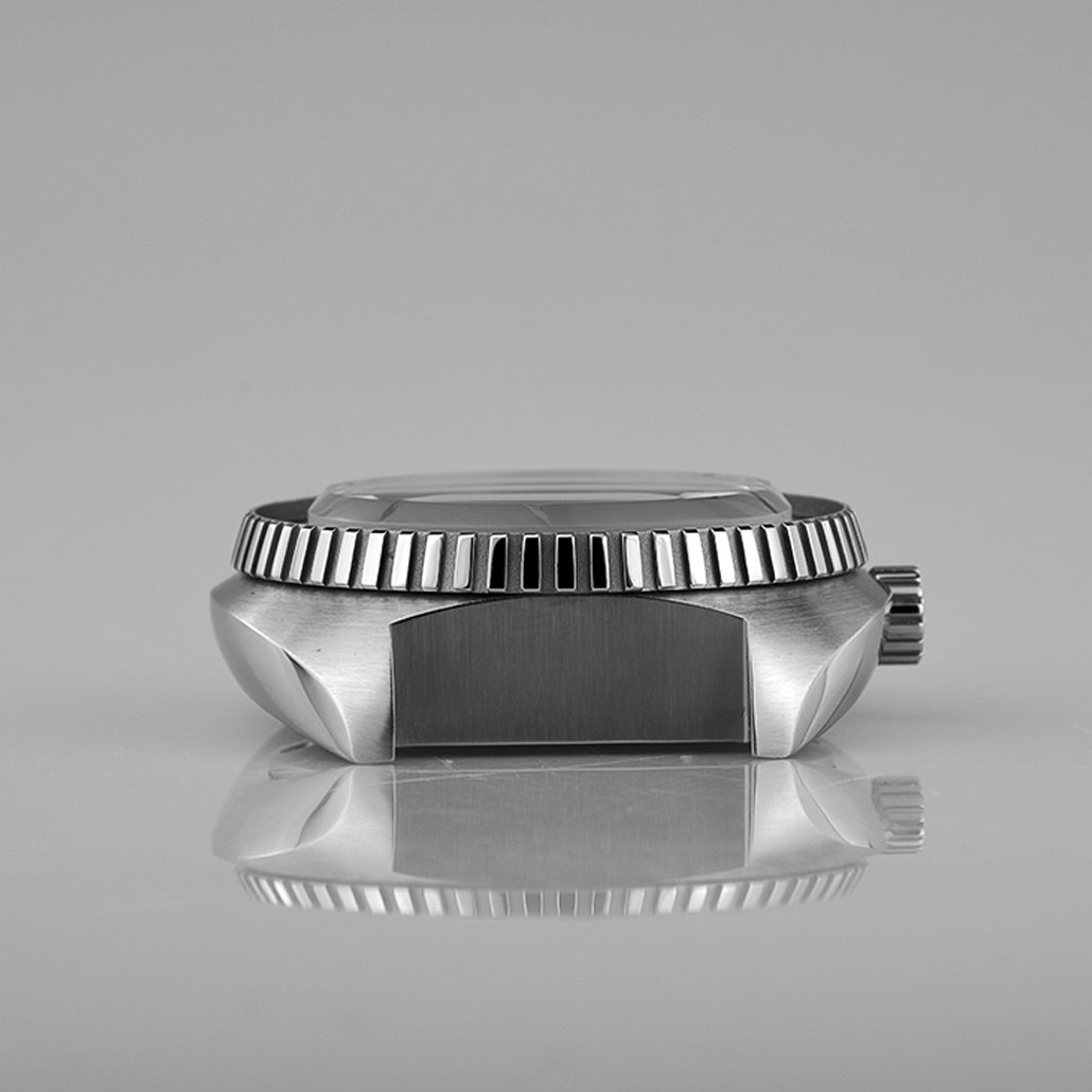 WC044 Simple Metal Watch Case With Large, Knurled Bezel